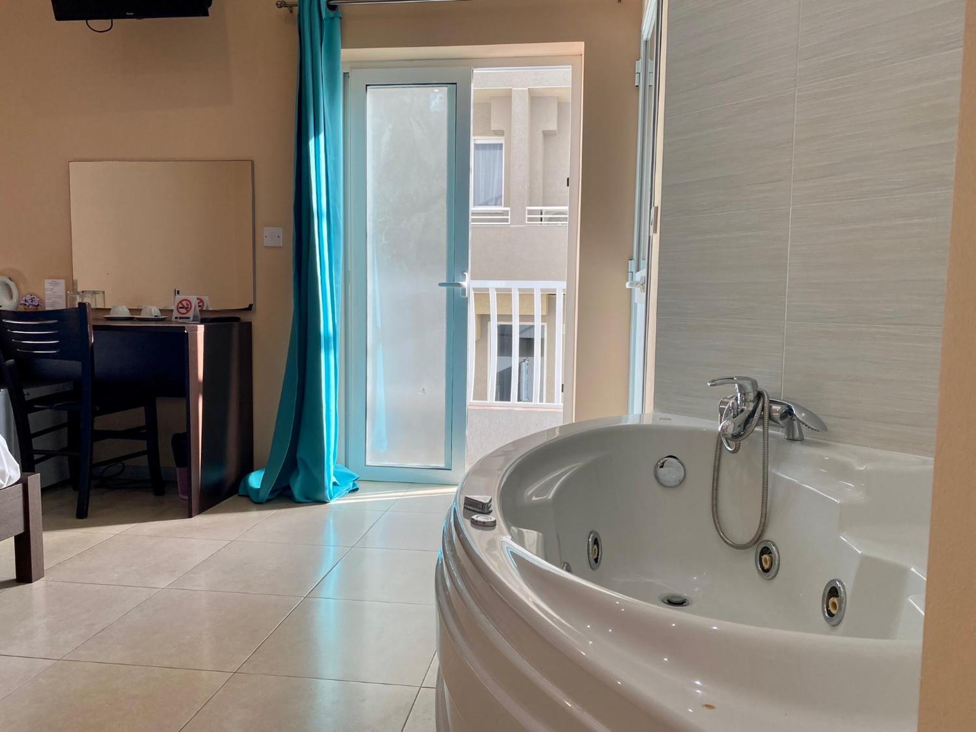 Malta Paradise Hotel Сент Джулианс Экстерьер фото